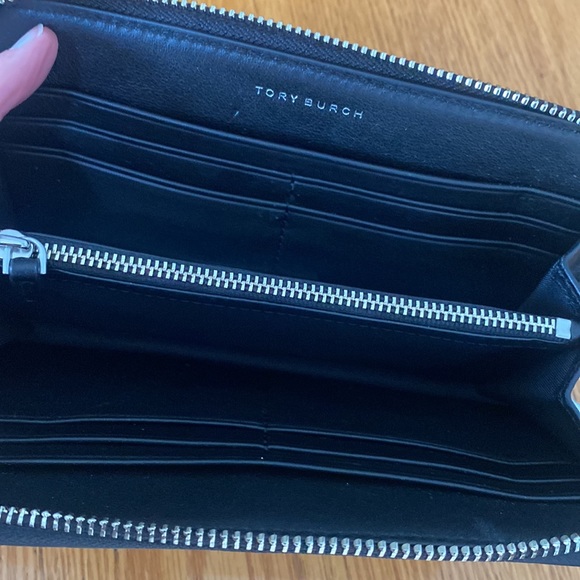 Tory Burch Authentic Snake Print Robinson
Embossed Zip Around Leather Wa… - Picture 5 of 6